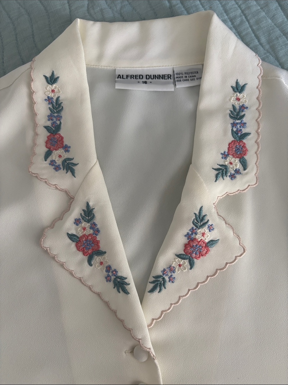 Alfred Dunner Ivory Short Sleeve Blouse with Floral Embroidered Collar Size 16